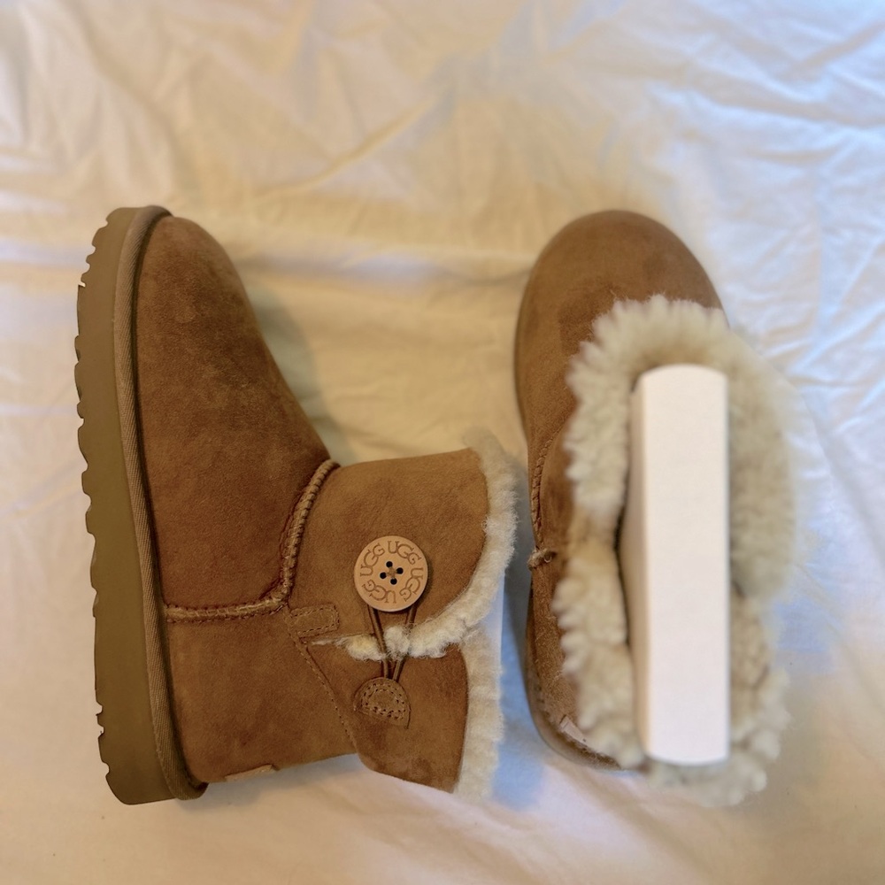 UGG mini Bailey button